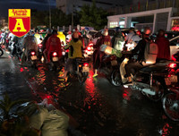 [ẢNH] TP.HCM: Đường ngập, xe kẹt cứng sau trận mưa lớn nhất từ đầu năm