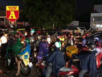 [ẢNH] TP.HCM: Đường ngập, xe kẹt cứng sau trận mưa lớn nhất từ đầu năm