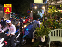 [ẢNH] TP.HCM: Đường ngập, xe kẹt cứng sau trận mưa lớn nhất từ đầu năm