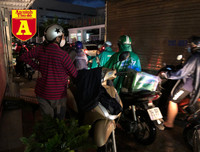 [ẢNH] TP.HCM: Đường ngập, xe kẹt cứng sau trận mưa lớn nhất từ đầu năm