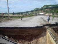 Ảnh hưởng bão số 2: Cầu sập, kênh vỡ, 5 người thương vong