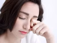 [ẢNH] Những thói quen xấu có thể gây hại cho mắt mà nhiều người mắc phải