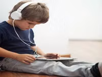 Những nguy hại không ngờ từ việc trẻ tiếp xúc với Internet quá sớm