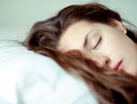 [ẢNH] Cảnh giác trước những hiểm họa từ thói quen để tóc ướt đi ngủ