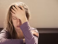 [ẢNH] Cảnh giác trước những hiểm họa từ thói quen để tóc ướt đi ngủ
