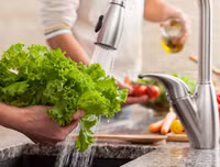 [ẢNH] Những kiểu ăn rau tưởng ngon bổ nhưng lại độc hại vô cùng