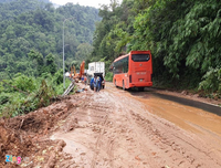Hiện trường sạt lở nghiêm trọng ở đèo Bảo Lộc, giao thông tê liệt