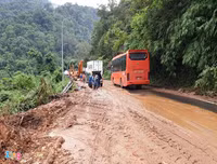 Hiện trường sạt lở nghiêm trọng ở đèo Bảo Lộc, giao thông tê liệt