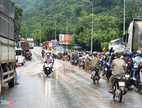 Hiện trường sạt lở nghiêm trọng ở đèo Bảo Lộc, giao thông tê liệt