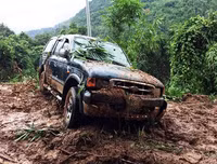 Hiện trường sạt lở nghiêm trọng ở đèo Bảo Lộc, giao thông tê liệt