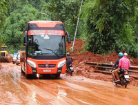 Hiện trường sạt lở nghiêm trọng ở đèo Bảo Lộc, giao thông tê liệt