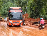 Hiện trường sạt lở nghiêm trọng ở đèo Bảo Lộc, giao thông tê liệt