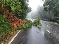 Hiện trường sạt lở nghiêm trọng ở đèo Bảo Lộc, giao thông tê liệt