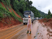 Hiện trường sạt lở nghiêm trọng ở đèo Bảo Lộc, giao thông tê liệt