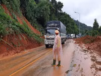 Hiện trường sạt lở nghiêm trọng ở đèo Bảo Lộc, giao thông tê liệt