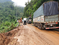 Hiện trường sạt lở nghiêm trọng ở đèo Bảo Lộc, giao thông tê liệt