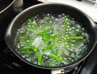 [ẢNH] Những kiểu ăn rau tưởng ngon bổ nhưng lại độc hại vô cùng