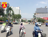 [ẢNH] Đường phố Hà Nội vắng hoe, người dân chống nắng kín mít vẫn ngại ra đường