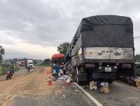 Hiện trường vụ tai nạn nghiêm trọng giữa xe khách và xe tải ở Bình Thuận