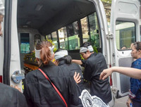 Hai con trai khóc ngất trong đám tang người mẹ lao công bị xe ‘điên’ đâm tử vong