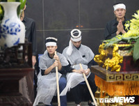 Hai con trai khóc ngất trong đám tang người mẹ lao công bị xe ‘điên’ đâm tử vong