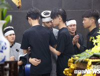 Hai con trai khóc ngất trong đám tang người mẹ lao công bị xe ‘điên’ đâm tử vong