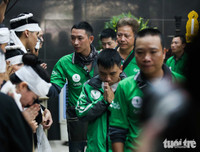 Hai con trai khóc ngất trong đám tang người mẹ lao công bị xe ‘điên’ đâm tử vong