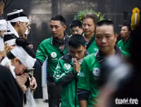 Hai con trai khóc ngất trong đám tang người mẹ lao công bị xe ‘điên’ đâm tử vong