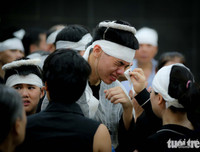 Hai con trai khóc ngất trong đám tang người mẹ lao công bị xe ‘điên’ đâm tử vong