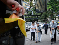 Hai con trai khóc ngất trong đám tang người mẹ lao công bị xe ‘điên’ đâm tử vong