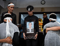 Hai con trai khóc ngất trong đám tang người mẹ lao công bị xe ‘điên’ đâm tử vong