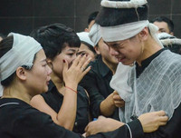 Hai con trai khóc ngất trong đám tang người mẹ lao công bị xe ‘điên’ đâm tử vong