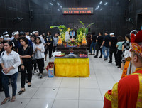 Hai con trai khóc ngất trong đám tang người mẹ lao công bị xe ‘điên’ đâm tử vong