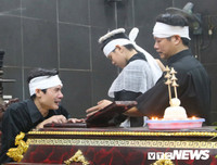 Hai con trai khóc ngất trong đám tang người mẹ lao công bị xe ‘điên’ đâm tử vong