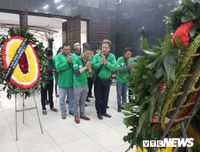 Hai con trai khóc ngất trong đám tang người mẹ lao công bị xe ‘điên’ đâm tử vong