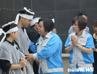 Hai con trai khóc ngất trong đám tang người mẹ lao công bị xe ‘điên’ đâm tử vong