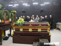 Hai con trai khóc ngất trong đám tang người mẹ lao công bị xe ‘điên’ đâm tử vong