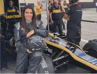 [ẢNH] Tay đua nữ Ả-Rập Saudi sau vô lăng của 