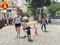 [ẢNH] Đường phố Hà Nội vắng hoe, người dân chống nắng kín mít vẫn ngại ra đường