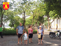 [ẢNH] Đường phố Hà Nội vắng hoe, người dân chống nắng kín mít vẫn ngại ra đường