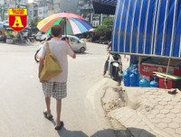 [ẢNH] Đường phố Hà Nội vắng hoe, người dân chống nắng kín mít vẫn ngại ra đường