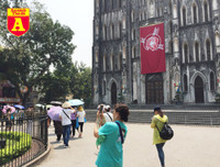 [ẢNH] Đường phố Hà Nội vắng hoe, người dân chống nắng kín mít vẫn ngại ra đường