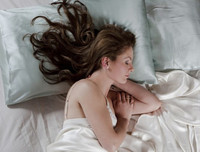 [ẢNH] Cảnh giác trước những hiểm họa từ thói quen để tóc ướt đi ngủ