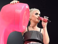 [ẢNH] Những trang phục đẳng cấp của NTK Công Trí tỏa sáng cùng sao ngoại