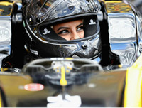 [ẢNH] Tay đua nữ Ả-Rập Saudi sau vô lăng của 