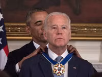 [ẢNH] Tình bạn đáng ngưỡng mộ giữa Cựu Tổng thống Mỹ Barack Obama và ứng viên Tổng thống Joe Biden