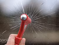 [ẢNH] Cách thoát chết trong gang tấc khi ô tô lao xuống nước