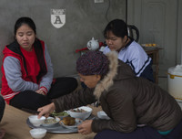 [ẢNH] Nụ cười lạc quan của nữ sinh Ngoại Thương trước cái Tết 