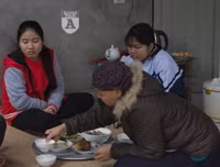 [ẢNH] Nụ cười lạc quan của nữ sinh Ngoại Thương trước cái Tết 