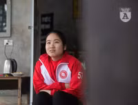 [ẢNH] Nụ cười lạc quan của nữ sinh Ngoại Thương trước cái Tết 